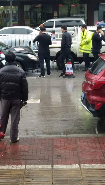 贵港交通事故最新爆料,多车连环相撞，现场情况紧急！